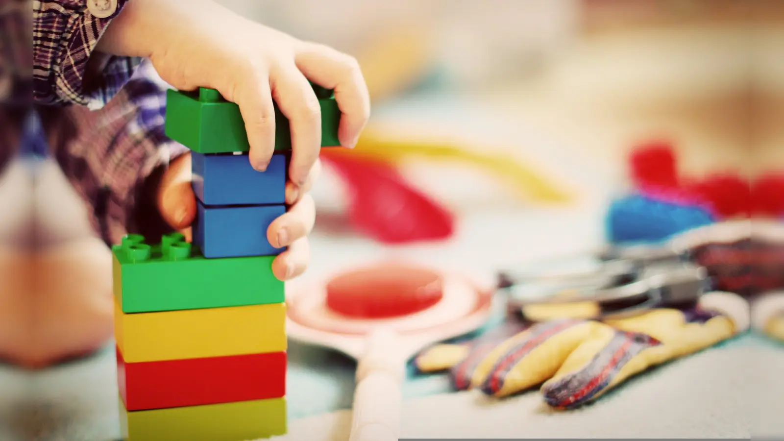 Auch in Burgoberbach steigen die Kosten für die Kinderbetreuung. Das Defizit der gemeindeeigenen Kita wächst. (Symbolbild: Esi Grünhagen/Pixabay)