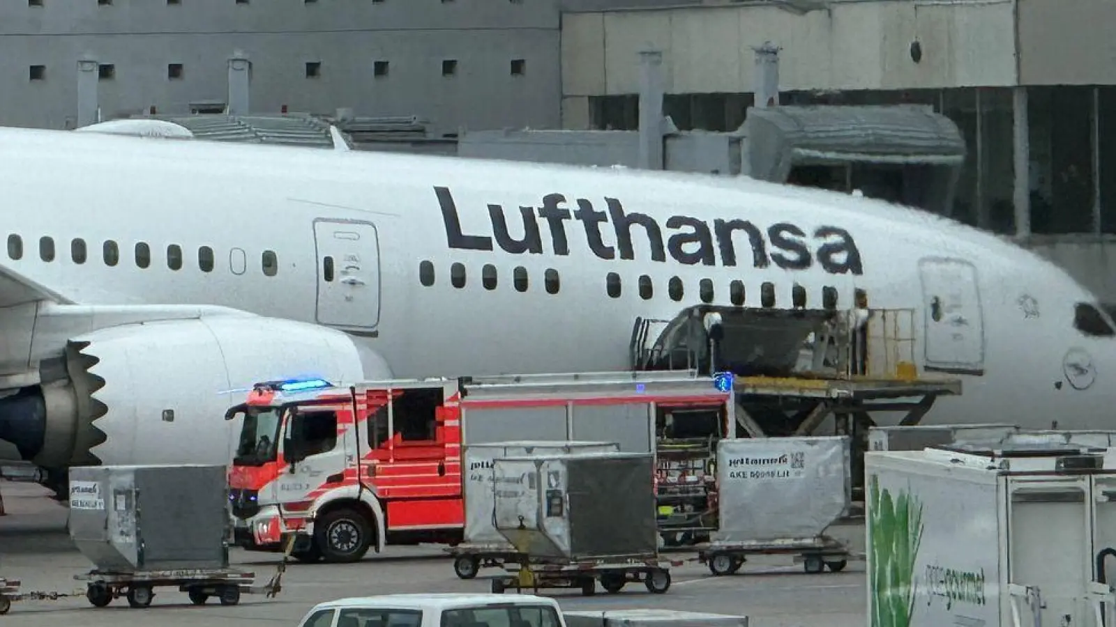 Das Bugfahrwerk eines Lufthansa-Dreamliners knickte vor dem Terminal ein.  (Foto: Mike Seeboth/dpa)