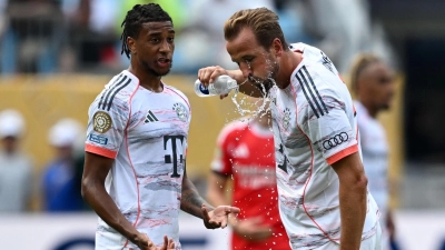 Trinken, trinken, trinken: Harry Kane nutzt eine Spielpause. (Foto: Sven Hoppe/dpa)