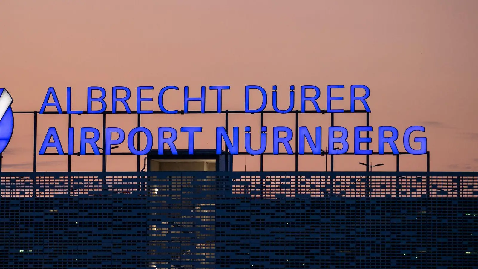 Am Flughafen Nürnberg leistet ein Betrunkener Widerstand, als er von einem Flug nach Mallorca ausgeschlossen werden soll. (Archivbild) (Foto: Daniel Karmann/dpa)