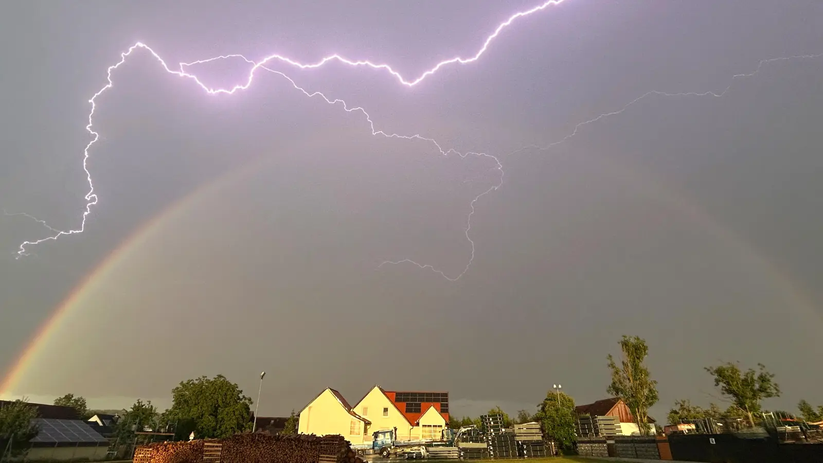 Potzblitz: Wenn Gewitter auf Regenbogen trifft. (Foto: Michael Schalt)