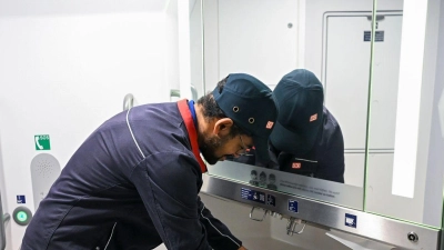 Mit mobilen Reparaturteams will die Deutsche Bahn für mehr funktionierende Toiletten im Fernverkehr sorgen.  (Foto: Jens Kalaene/dpa)
