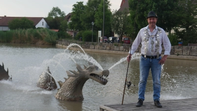 Statt Krone gab es für den frisch gekürten bayerischen Fischerkönig, Stefan Huprich, die Königskette. (Foto: Martina Hinkelmann)