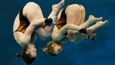 Elena Wassen und Christina Wassen haben bei der EM zusammen Gold gewonnen. (Foto: Petr David Josek/AP/dpa)