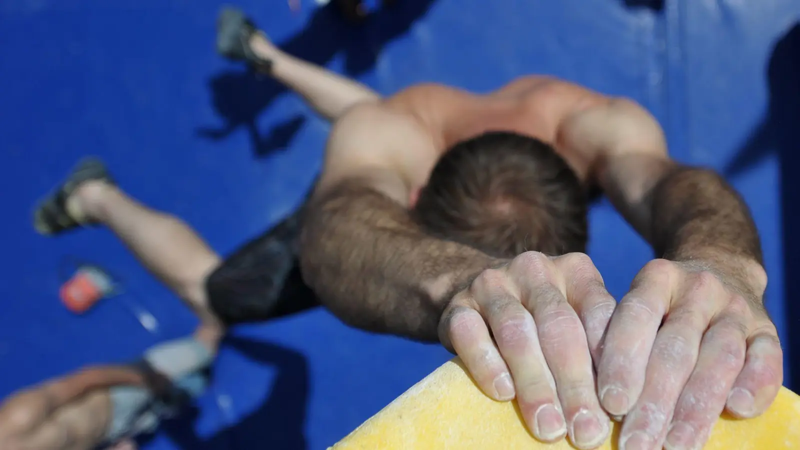 Ohne Absicherung geht es beim Bouldern die Kletterwand hinauf. (Foto: David Ebener/dpa/dpa-tmn)