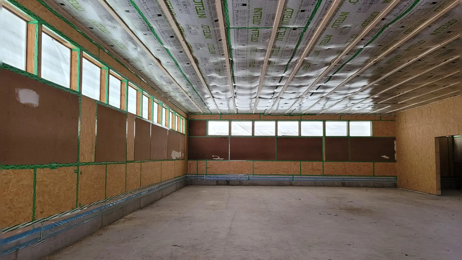 Ein Blick ins Innere der Halle. Hier werden sich in den kommenden sechs Monaten die Handwerker tummeln. Akustikdecke, Sportboden und die Dämmung der Wände sind einige Maßnahmen, die anstehen. (Foto: Nina Daebel)