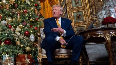 US-Präsident Donald Trump spricht in Begleitung von First Lady Melania Trump bei einem Telefonat.  (Foto: Alex Brandon/AP/dpa)