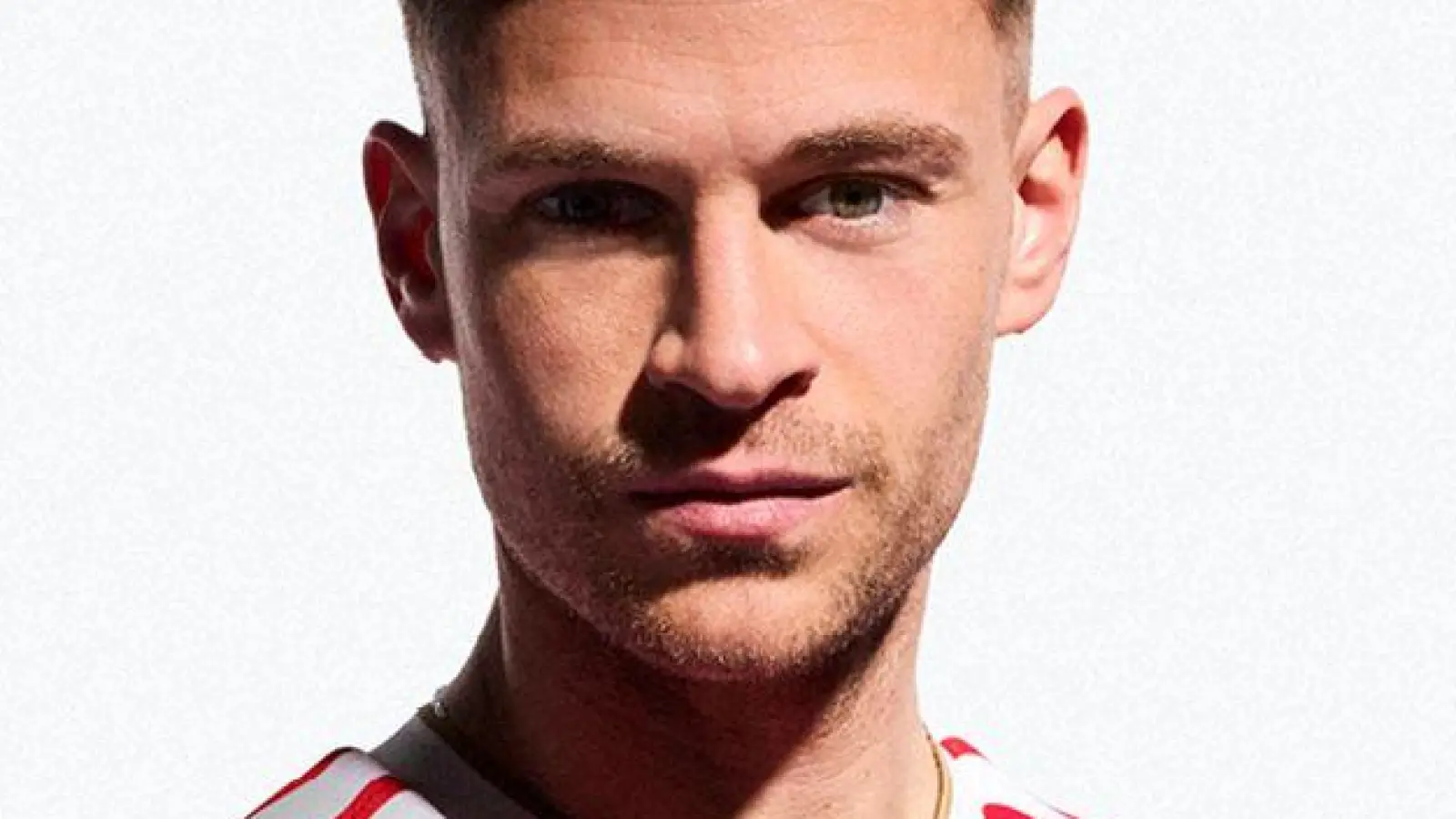 Bayern-Profi Joshua Kimmich zeigt das neue Bayern-Trikot für die kommende Saison. (Foto: FC Bayern München AG/dpa)