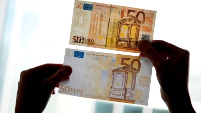 Falsche Größe, fehlende Sicherheitsmerkmale, schlechte Farbgebung: Ein gefälschter Euro-Schein (unten) ist nicht immer so leicht vom Original zu unterscheiden. (Foto: Franziska Gabbert/dpa-Zentralbild/dpa)