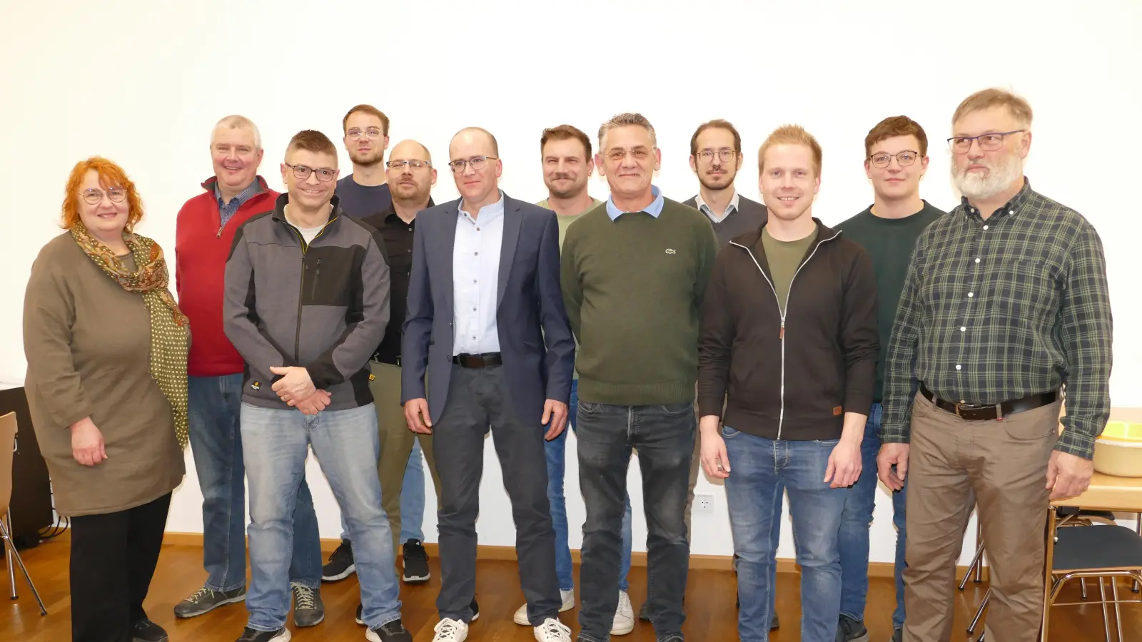 Dieses Team aus Ermetzhofen, Seenheim und Neuherberg wird Bürgermeisterkandidat Jörg Rabenstein (Mitte) bei der Kommunalwahl unterstützen. (Foto: Sylvia Fehlinger)
