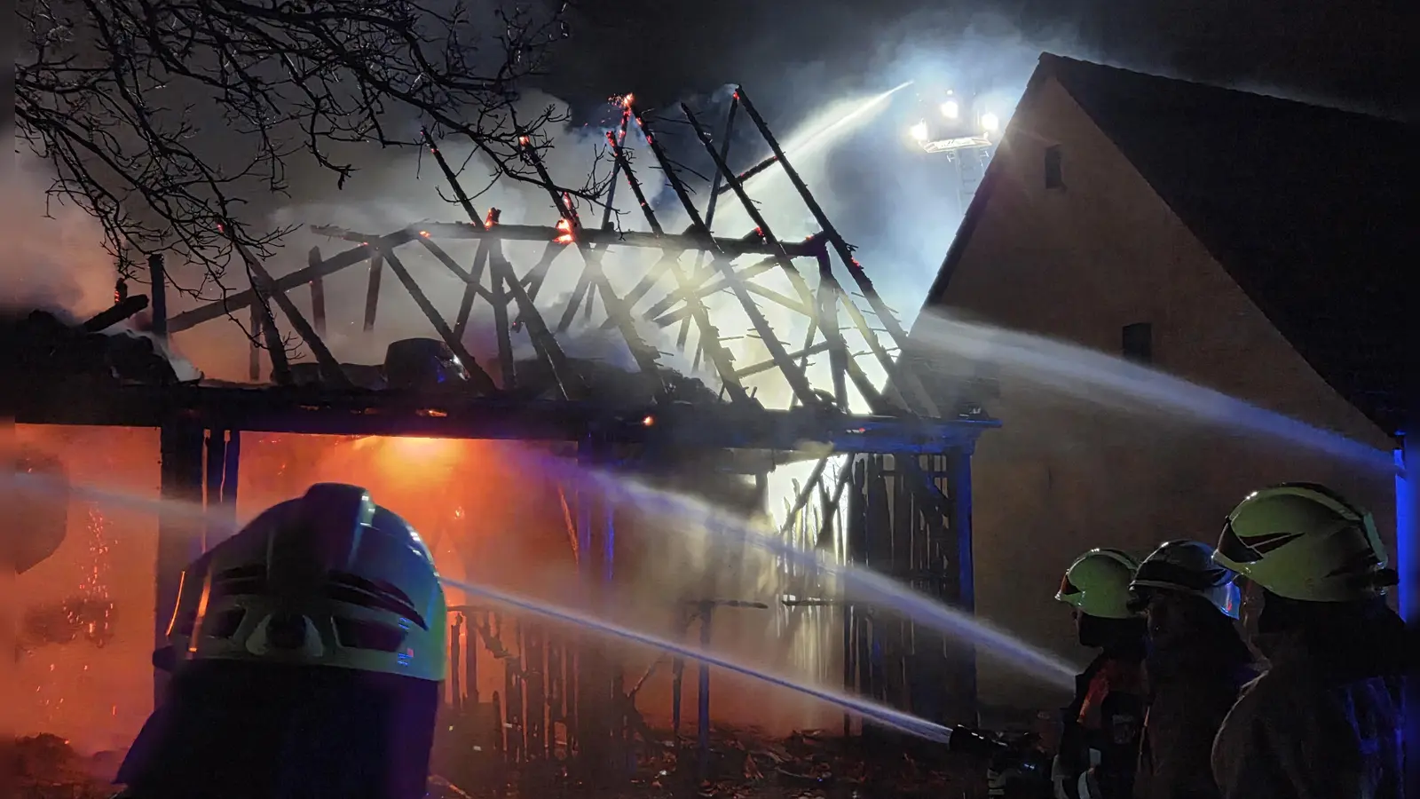 Die Feuerwehr bekämpfte mit mehreren Rohren die Flammen, die aus der Scheune schlagen. (Foto: Rainer Weiskirchen)