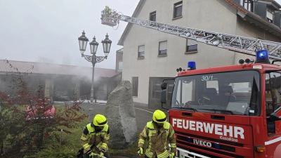 Für das Auto in der Garage kam jede Hilfe zu spät, es brannte komplett aus. (Foto: Rainer Weiskirchen)