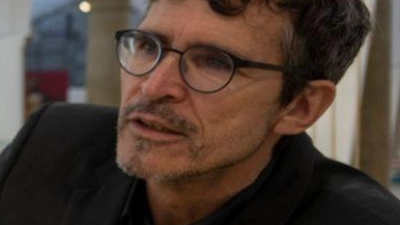 Augsburgs Stadtarchäologe Sebastian Gairhos zeigt ein römisches Grabrelief, das Ende des Jahres bei einer großen Ausstellung in Rom präsentiert werden soll. (Archivbild) (Foto: Stefan Puchner/dpa)