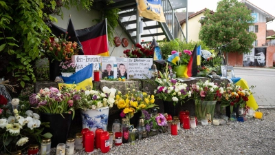 Blumen und Kerzen zeigten am Tatort in Murnau die Trauer um die beiden getöteten ukrainischen Soldaten. (Archivbild) (Foto: Lukas Barth/dpa)