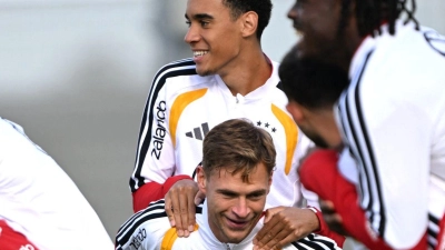 DFB-Kapitän Kimmich (M) möchte in der Nationalmannschaft weiter vorangehen.  (Foto: Federico Gambarini/dpa)