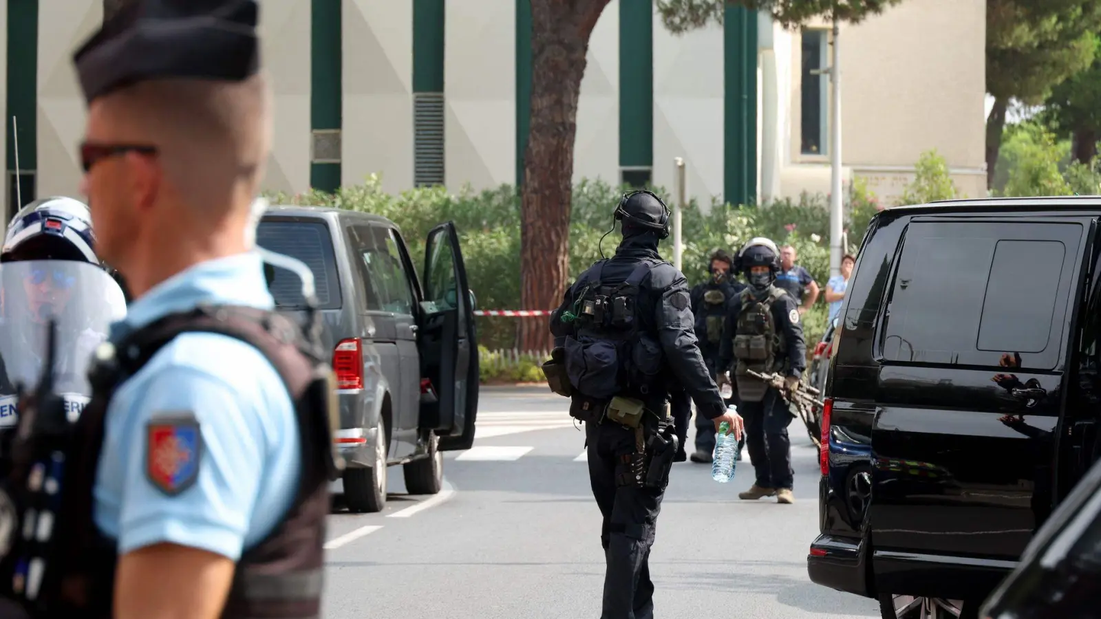 Nach der Explosion vor einer Synagoge in Südfrankreich laufen Terrorermittlungen. (Foto: Pascal Guyot/AFP/dpa)