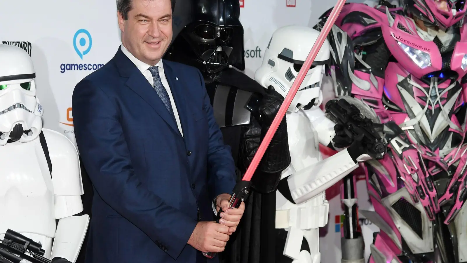 Auf diesem Foto aus dem Jahr 2018 hält der damals 51-jährige Söder ein Laserschwert. (Archivbild) (Foto: Tobias Hase/dpa)