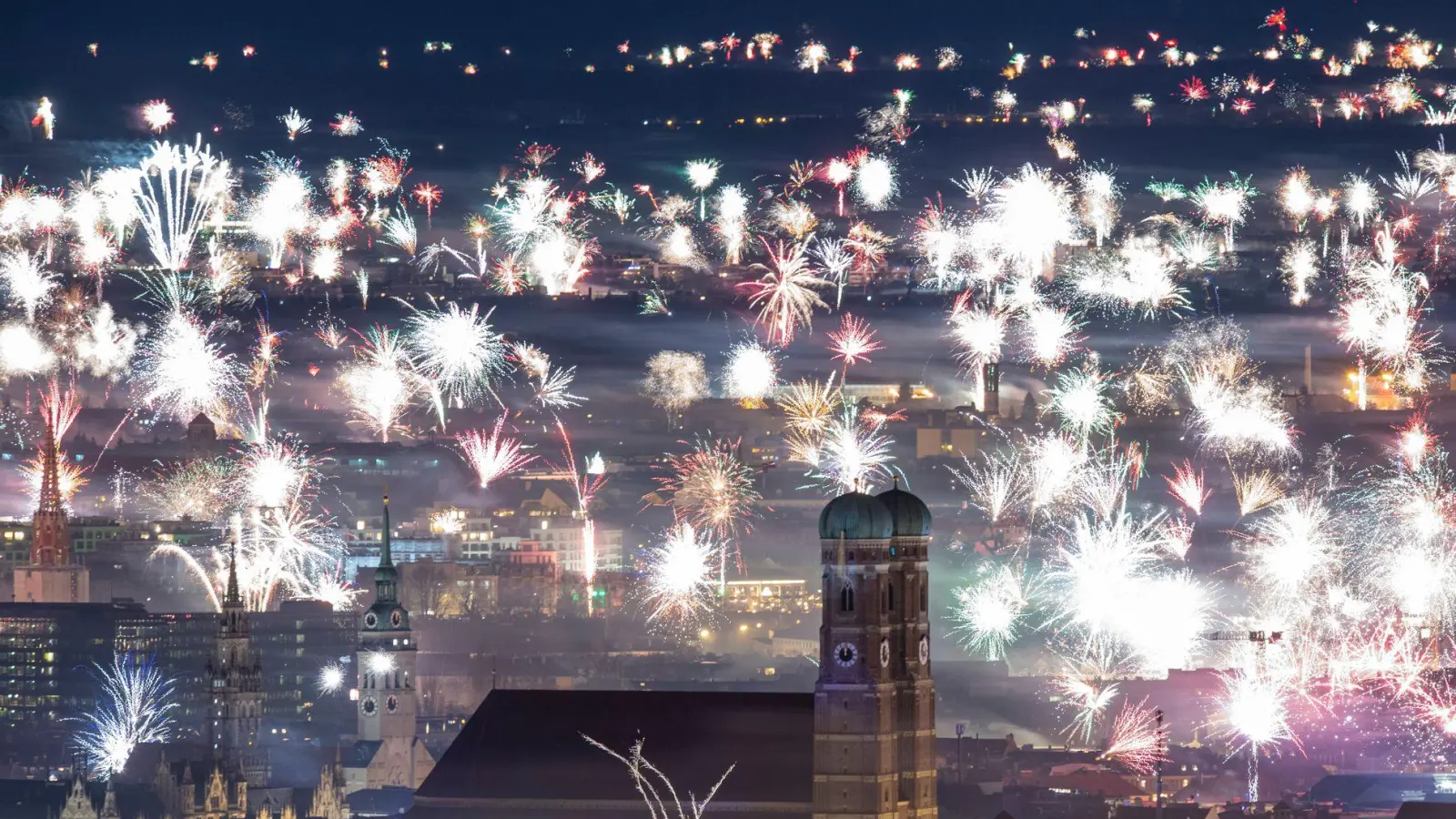 Über die Stadt verteilt oder zentral an einem Ort? München soll eine „Silvestermeile“ bekommen. (Foto: Lennart Preiss/dpa)