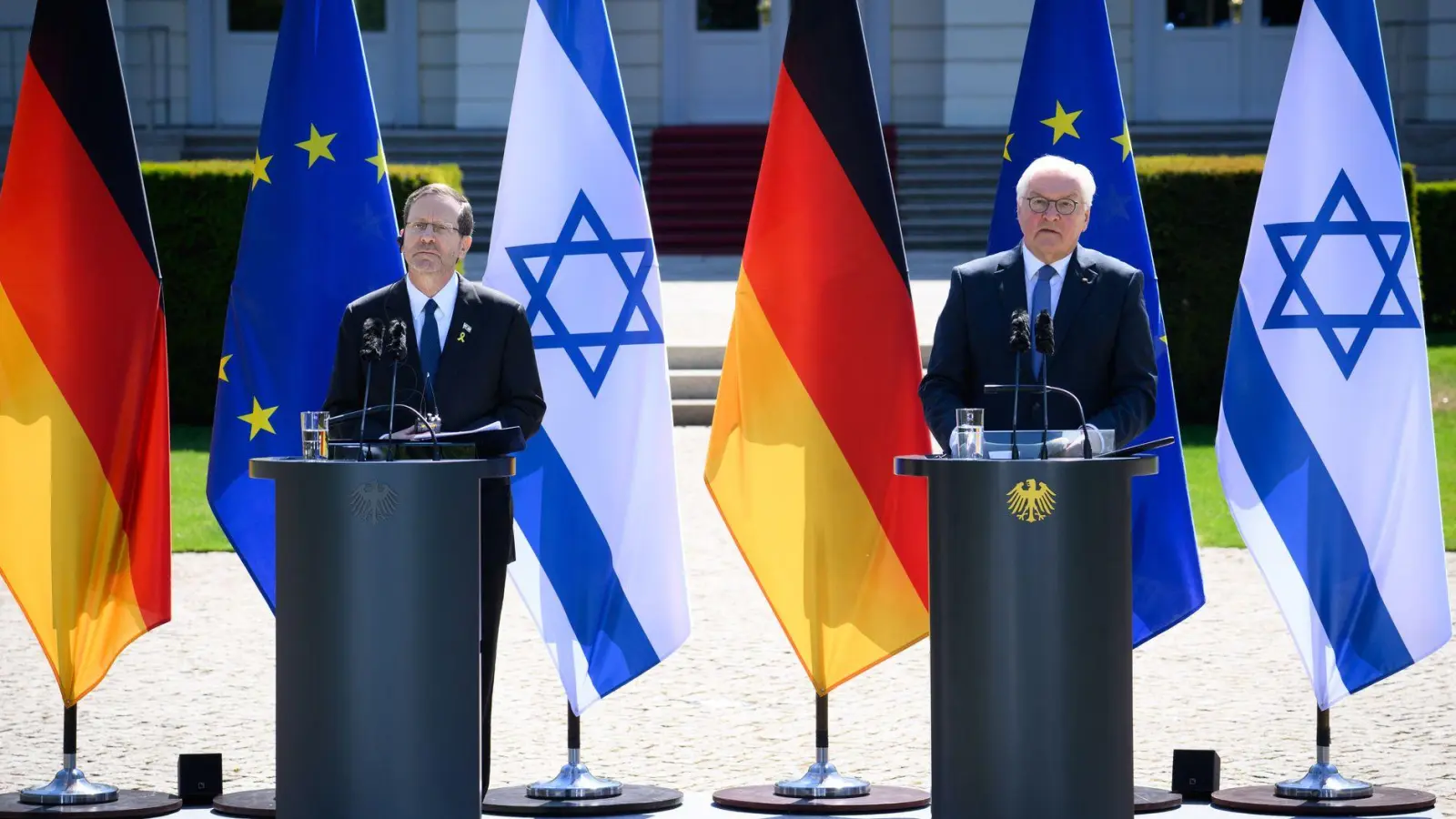 Die Präsidenten Deutschlands und Iraels, Steinmeier und Herzog, berichten in einer Pressekonferenz über ihr Gespräch. (Foto: Bernd von Jutrczenka/dpa)