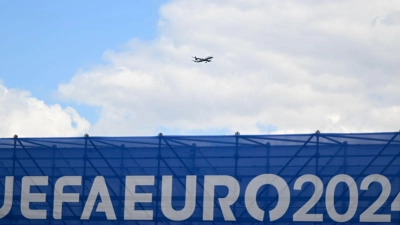 Erneut sorgt ein Kurzflug während der EM für Schlagzeilen. (Foto: Arne Dedert/dpa)