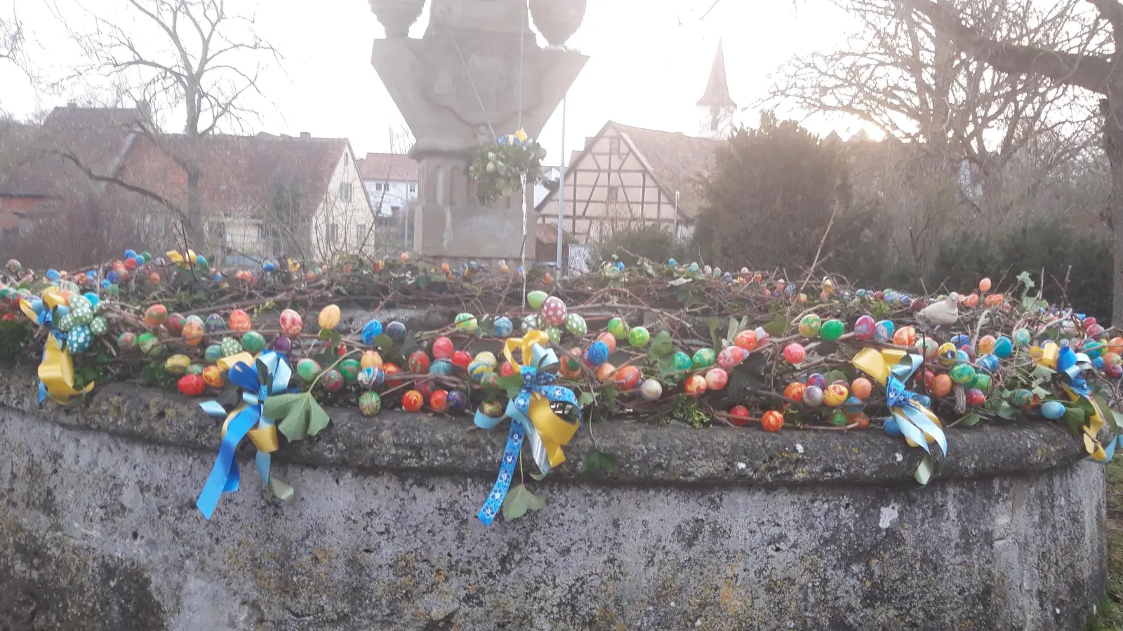 Der Obst- und Gartenbauverein Buchheim/Pfaffenhofen/Bergtshofen in Burgbernheim hat den Alexanderbrunnen in Pfaffenhofen zum Osterbrunnen geschmückt. Aus aktuellem Anlass und um die Solidarität mit der Ukraine zu demonstrieren, wurden dieses Jahr die ukrainischen Farben sowie Friedenstauben mit eingearbeitet. Wie jedes Jahr haben bei den Arbeiten auch wieder viele Kinder mitgeholfen. (Foto: Waltraud Eitel)