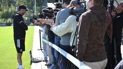 Jürgen Klopp spricht beim DFB-Training.  (Foto: Federico Gambarini/dpa)
