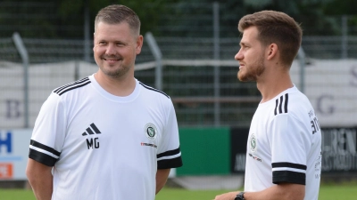 Jetzt offiziell ein Team bei der SpVgg Ansbach: Matthias Rascher (links) und Niklas Reutelhuber. (Foto: Alexander Keck)