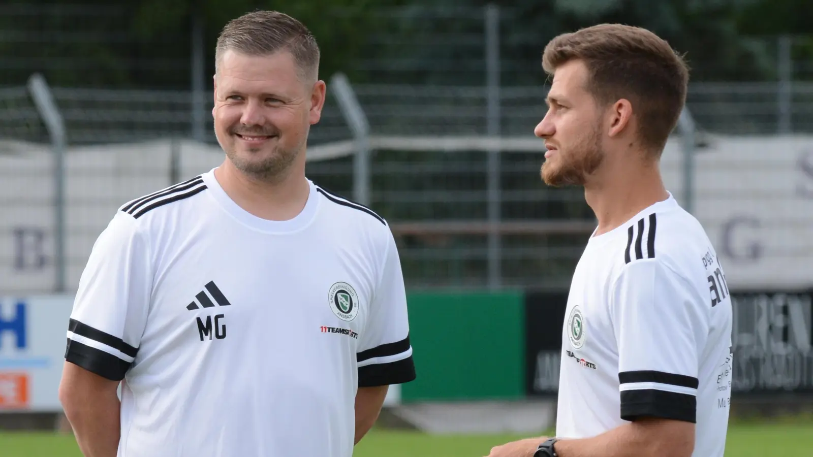 Jetzt offiziell ein Team bei der SpVgg Ansbach: Matthias Rascher (links) und Niklas Reutelhuber. (Foto: Alexander Keck)