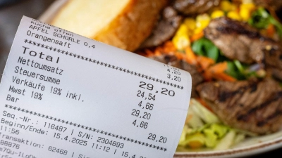 Die Mehrwertsteuer in der Gastronomie beträgt nicht mehr 19 Prozent, sondern nur noch 7, doch der Restaurantbesuch ist nicht günstiger geworden. (Archivbild) (Foto: Sina Schuldt/dpa)