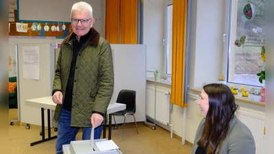 Artur Auernhammer hat gestern im Weißenburger Ortsteil Oberhochstatt, seinem Wohnort, seine Stimme abgegeben. (Foto: Robert Renner)