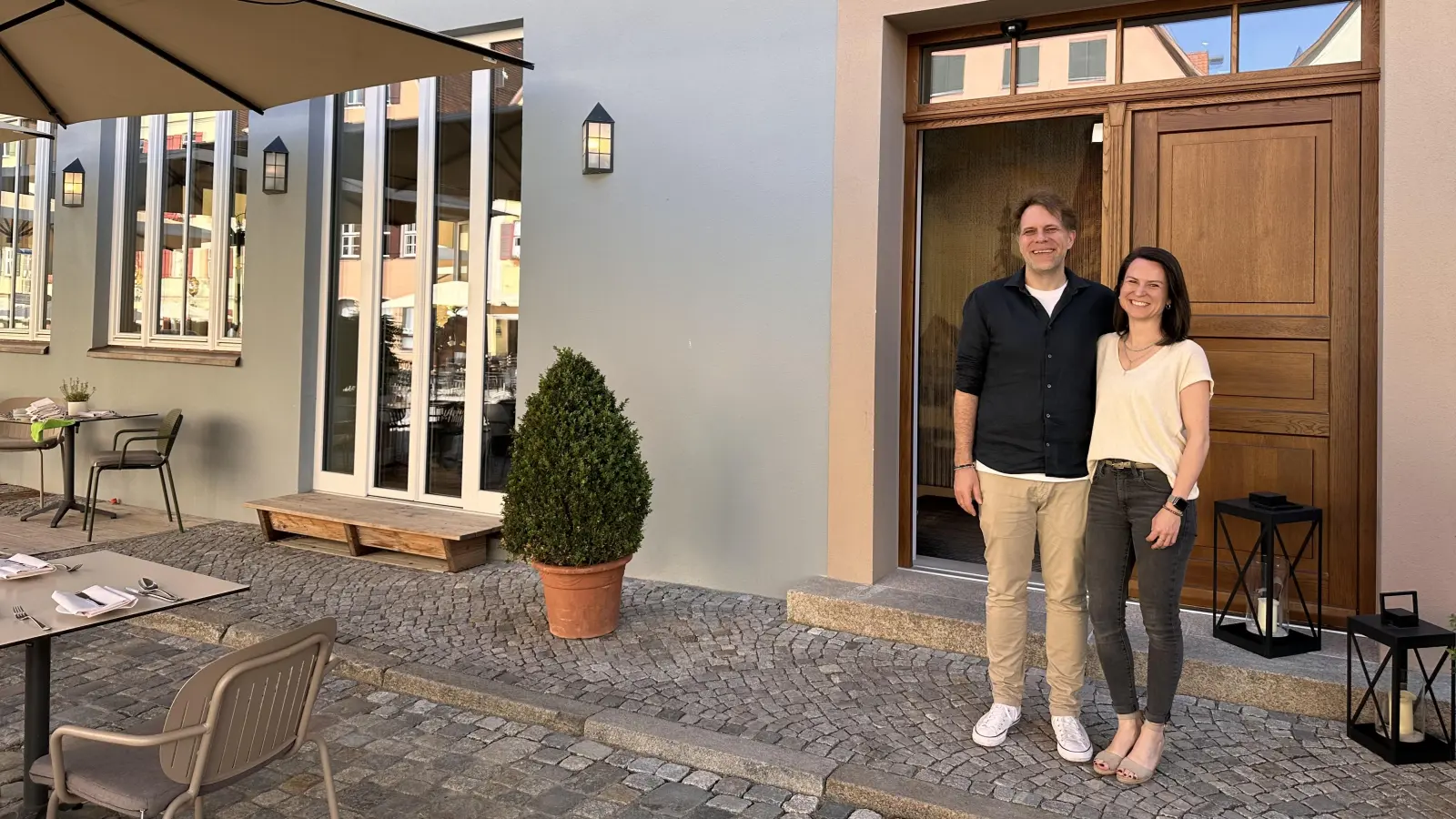 Florian Kellerbauer und Claudia Eckart vor dem Eingang der Ehemaligen Sparkasse. (Foto: Martina Haas)