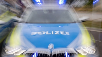 Im Ansbacher Stadtgebiet haben Beamte der Polizei einen 14-Jährigen festgenommen, der ein gestohlenes Handy mit sich führte. (Symbolbild: Daniel Karmann/dpa)