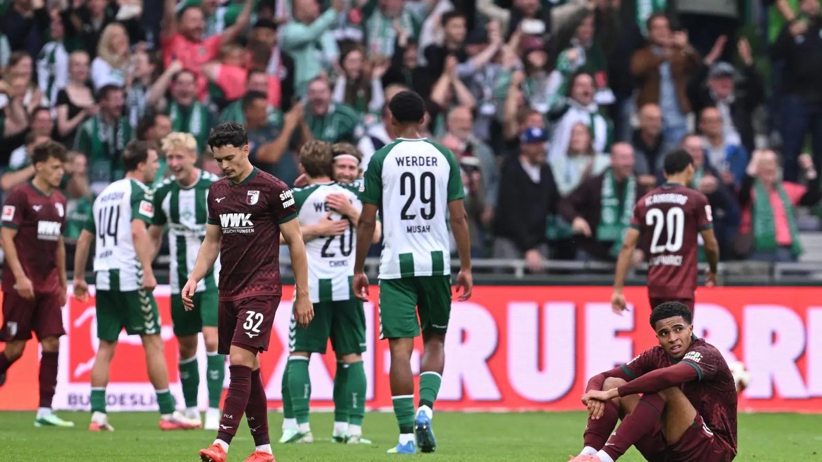 Bremer Jubel, Augsburger Frust: Nach einer 2:0-Führung verlor der FCA gegen Werder noch mit 2:3. (Foto: David Inderlied/dpa)