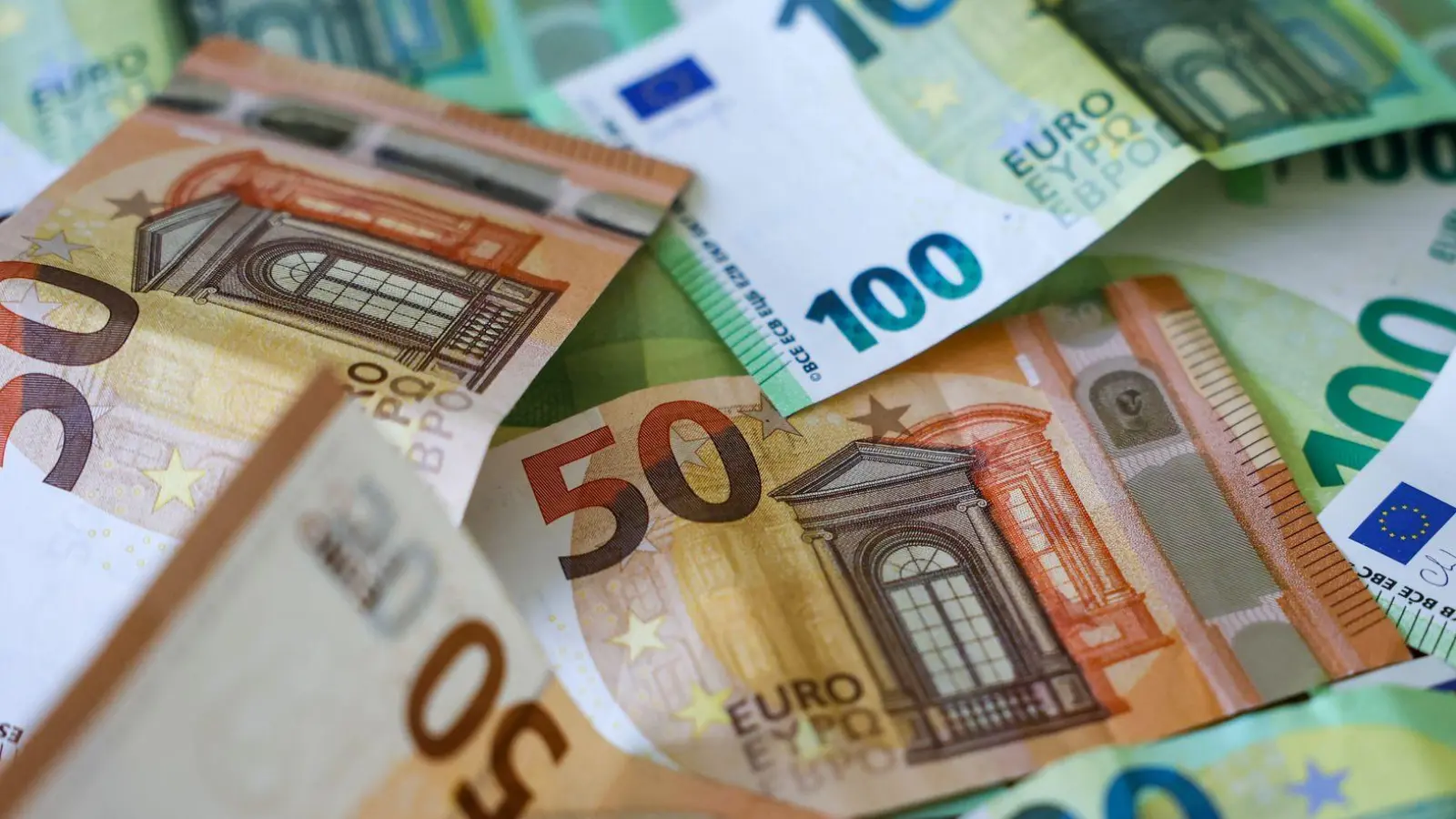 Die Polizei sammelt das Bargeld entlang der Autobahn wieder ein. (Symbolbild) (Foto: Jan Woitas/dpa)