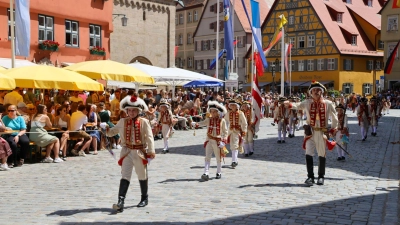 Das Knabenbataillon marschiert auf dem Weinmarkt ein: Beim ersten Durchgang des Festzugs war der Kleine Obrist noch zu Fuß unterwegs. (Foto: Martina Haas)