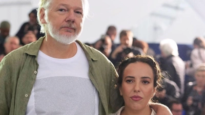 Assange in Cannes - Auftritt mit Ehefrau Stella (Foto: Lewis Joly/Invision/AP/dpa)