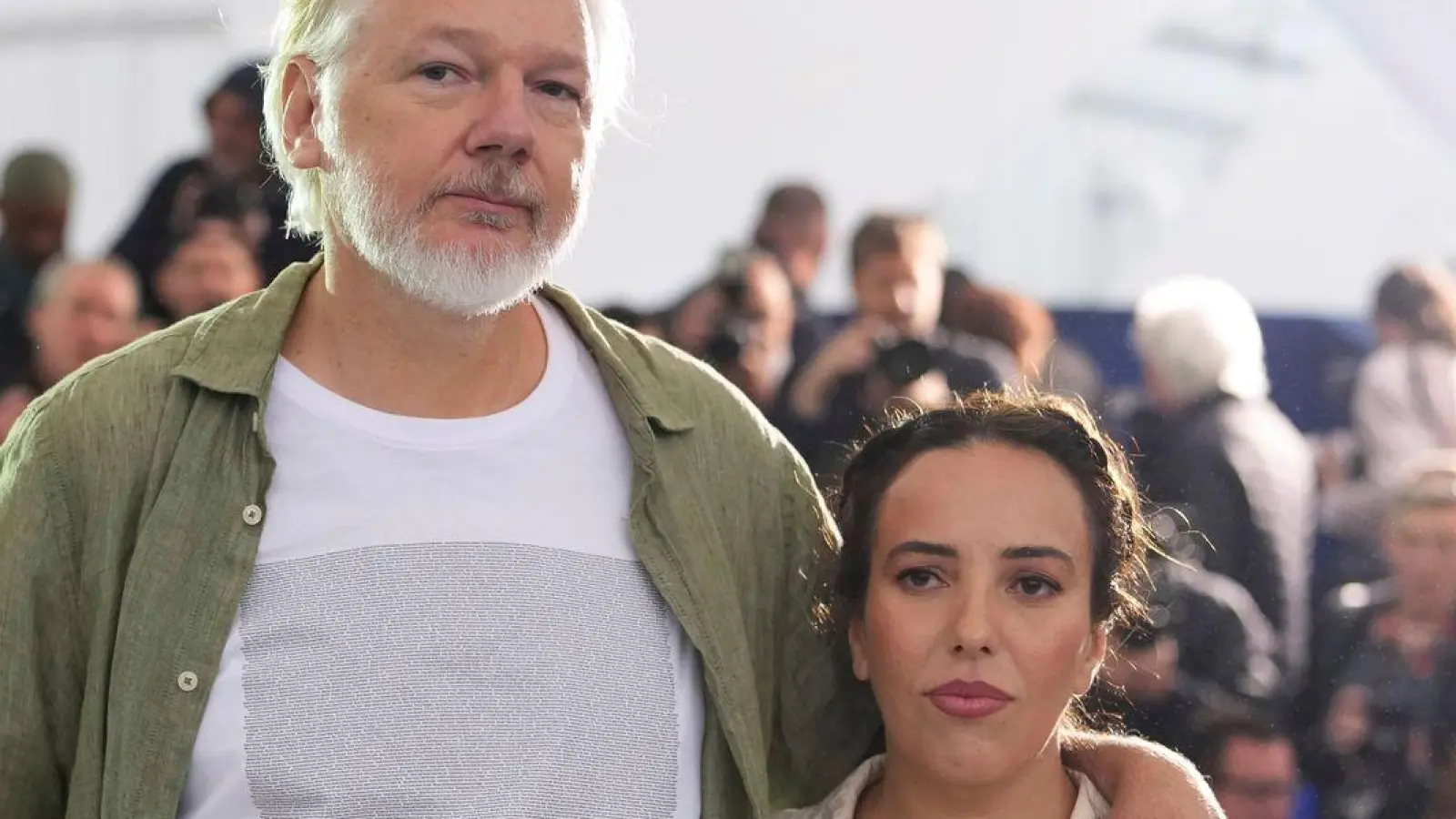 Assange in Cannes - Auftritt mit Ehefrau Stella (Foto: Lewis Joly/Invision/AP/dpa)