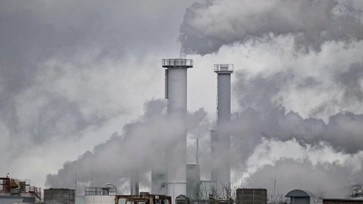 Klimaschädliche Emissionen beschleunigen den Klimawandel. Obwohl diese Tatsache schon lange wissenschaftlich bewiesen ist, tut sich die Politik weiterhin schwer, per Gesetzgebung das Klima konsequenter zu schützen. (Symbolbild)  (Foto: Patrick Pleul/dpa)