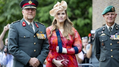 König Willem-Alexander der Niederlande und seine Tochter Prinzessin Amalia treffen auf dem Paradeplatz der Prinz-Bernhard-Kaserne in Amersfoort ein. (Foto: Remko De Waal/ANP/dpa)