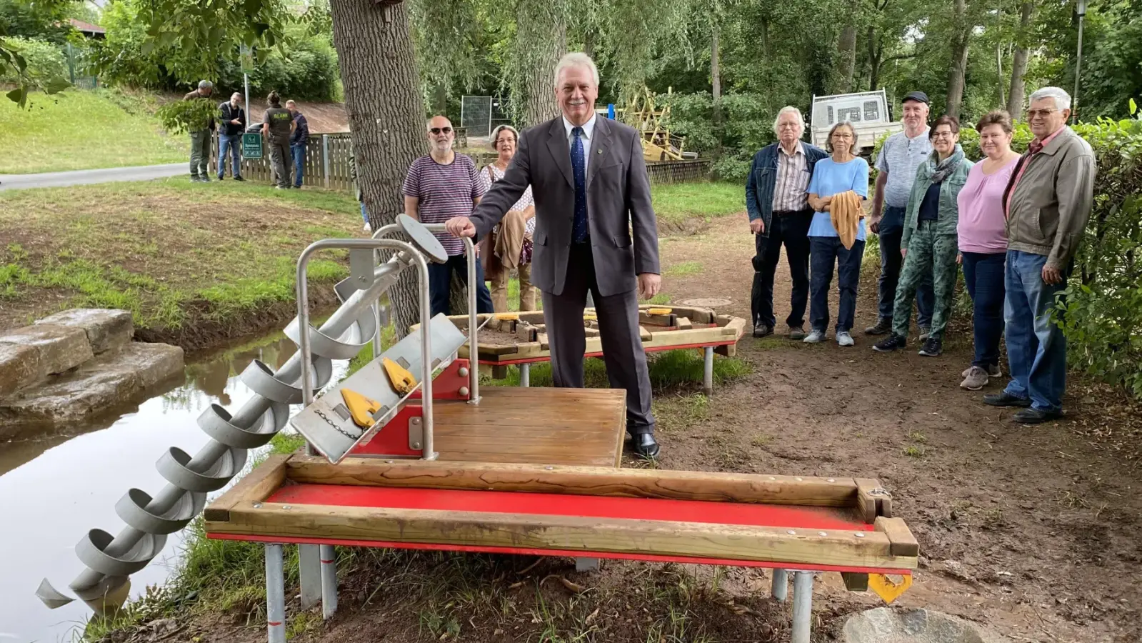 Im Sommer 2023 weihte Bürgermeister Klaus Meier den Spielplatz am Pfalzbach in Neustadt ein. Er steht auf dem Foto neben der neuen Wassermatschanlage. Diese ist besonders an warmen Tagen toll für Kinder. (Archivbild: Luca Paul)