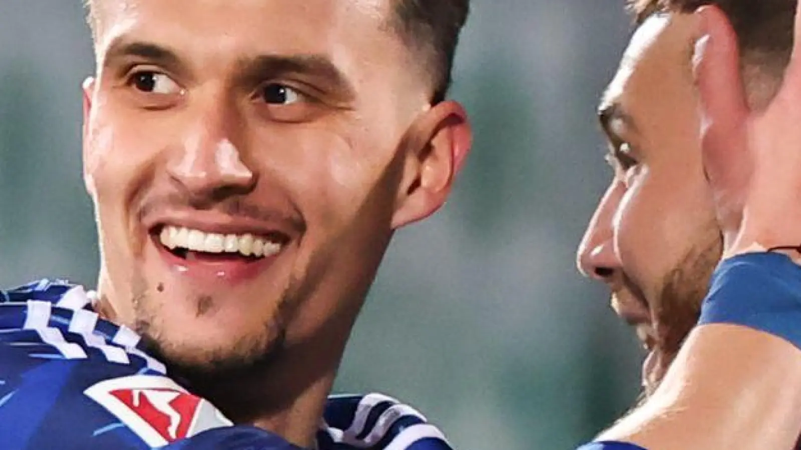 Dejan Ljubicic (l) traf spektakulär zum Ausgleich.  (Foto: Daniel Karmann/dpa)