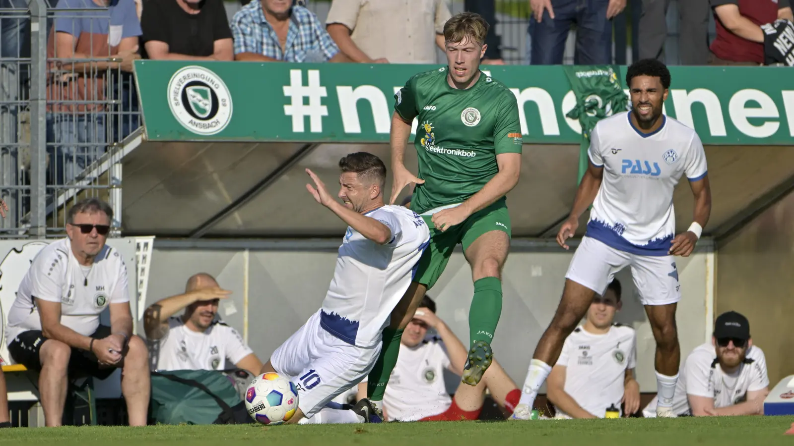 Auf die Defensive kommt es an: Gegen Aschaffenburg waren die Ansbacher Abwehr mit Matthias Hahn (grünes Trikot) meist auf dem Posten. (Foto: Martin Rügner)