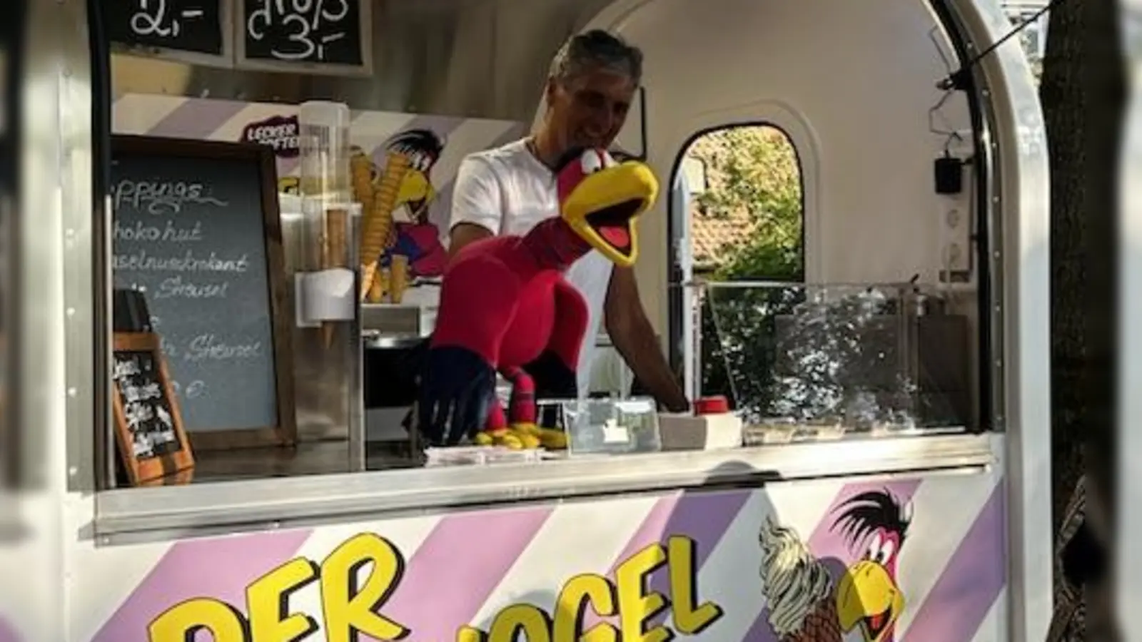 Der Eisvogel gackert den Besuchern entgegen. (Foto: Susanne Pfahler)