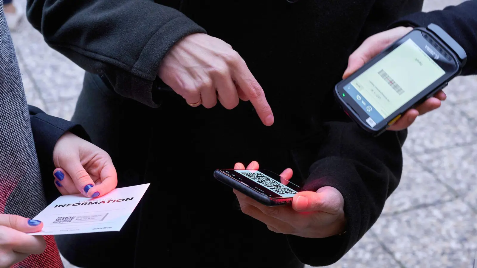Digitale Tickets lassen sich am einfachsten in Wallet-Apps speichern: So sind sie auch ohne Internet schnell griffbereit. (Foto: Annette Riedl/dpa/dpa-tmn)