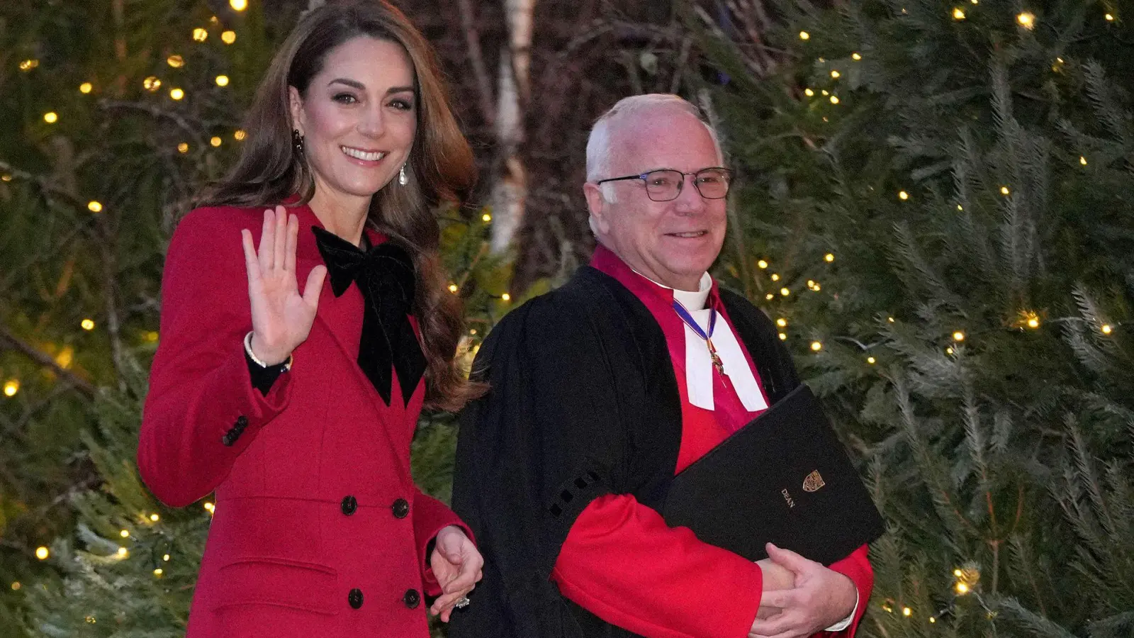 Kate (l.) organisiert den Gottesdienst seit einigen Jahren. (Foto: Kin Cheung/AP)