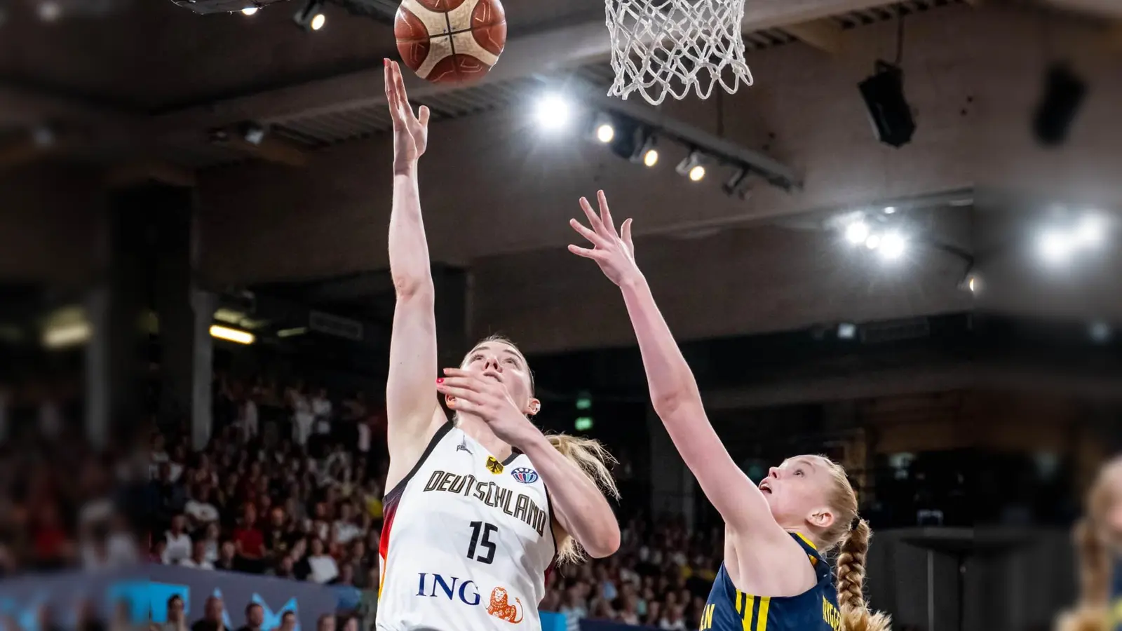 Kaum zu stoppen: Luisa Geiselsöder (links) war beim 89:76-Sieg gegen Schweden mit 20 Punkten beste deutsche Werferin. (Foto: DBB/Camera 4)