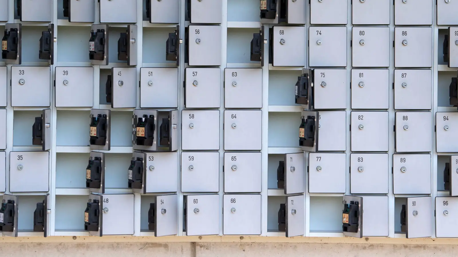 Bei einem Diebstahl aus einem verschlossenen Spind am Strand oder im Freibad kommt die Versicherung für den Schaden auf. (Foto: Sven Hoppe/dpa/dpa-tmn)