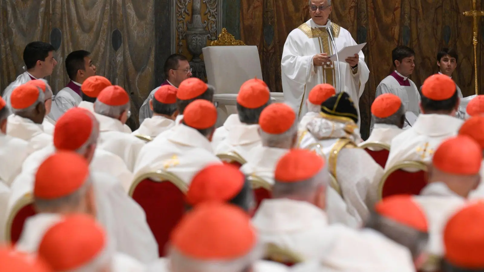 Die Männer, die bis gestern noch seine Mit-Kardinäle waren, sprach Leo in seiner Predigt direkt an: Er zähle auf sie, sagte er. (Foto: Uncredited/Vatican media/AP/dpa)
