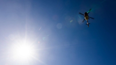 Ein Helikopter flog die Frau ins Tal, doch sie starb an ihren Verletzungen. (Symbolbild) (Foto: Philipp von Ditfurth/dpa)