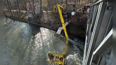 Die Feuerwehr war am Vormittag zur Bergung an der Pegnitz im Einsatz. (Foto: Daniel Löb/dpa)